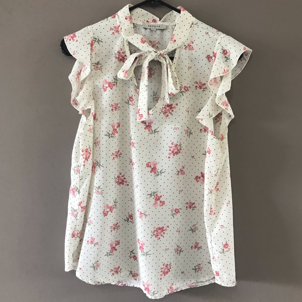 Sale! ❄️ Polka dot and floral v-neck Papaya blouse